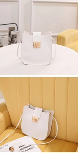 Détail du sac bandoulière blanc à motif lychee avec un fermoir en métal doré carré