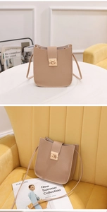 Détail du petit sac bandoulière motif litchi avec fermoir rotatif carré doré
