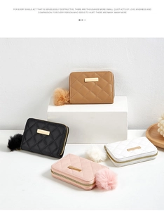 Portefeuilles matelassés en kaki, noir, blanc et rose avec pompon et plaque en métal
