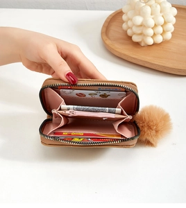 Détail intérieur d'un portefeuille matelassé marron avec fentes et pompon doux