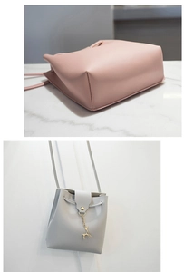 Detail van crossbody tassen met nappa textuur en een decoratieve gouden herthanger
