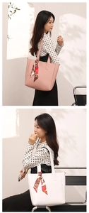 Details minimalistischer Shopper in Rosa und Weiß mit dekorativem Seidenschal am Riemen