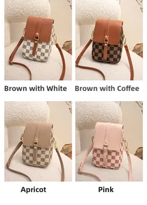 Vue détaillée du sac bandoulière pour téléphone à motif de lettres en quatre couleurs