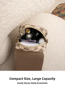 Vue de dessus montrant l'intérieur spacieux d'un petit sac à bandoulière vintage
