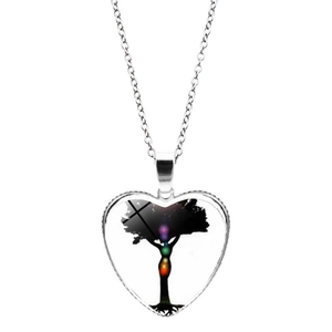 Collier cœur argenté avec pendentif chakra arbre de vie sur une chaîne délicate