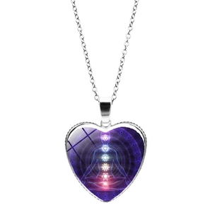 Collier cœur créatif avec pendentif de méditation chakra violet sur une chaîne argentée