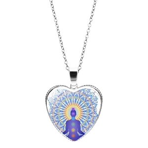 Détail du collier cœur argenté avec méditation de yoga et pendentif mandala bleu