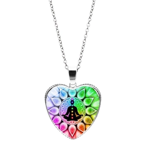 Détail macro du pendentif cœur chakra yoga méditation sur une chaîne argentée fine