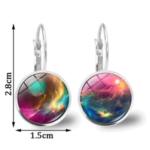 Boucles d'oreilles dormeuses en verre galaxie argentée, dimensions 2,8cm sur 1,5cm