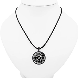 Détail du pendentif Viking Heaume d'Effroi avec cercle runique sur cordon noir