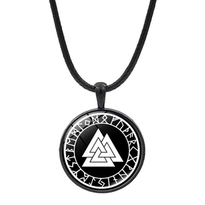 Pendentif Viking Valknut avec runes nordiques sur une chaîne en corde tressée noire