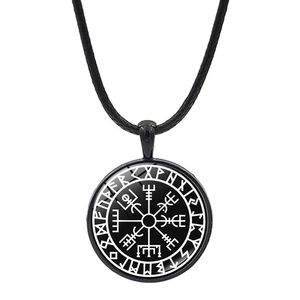 Détail du pendentif boussole Vegvisir viking avec runes nordiques sur cordon noir