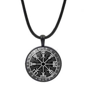 Détail du pendentif boussole viking Vegvisir avec runes nordiques sur cordon noir tressé