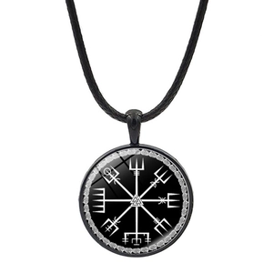 Détail du pendentif boussole viking Vegvisir avec cordon noir pour hommes et femmes