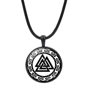 Détail d'un pendentif Valknut viking avec des motifs celtiques sur un cordon noir tressé