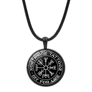 Détail du pendentif boussole viking avec rune Vegvísir sur un collier en cordon tressé noir
