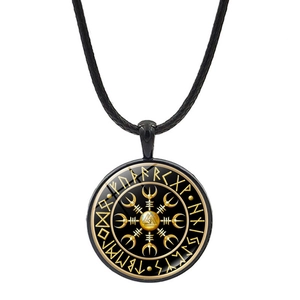 Collier boussole Viking Vegvisir avec runes dorées sur pendentif noir et cordon