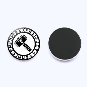 30mm Wikinger Mjölnir Kühlschrankmagnet mit Runen und Triquetra-Symbol auf weißem Grund