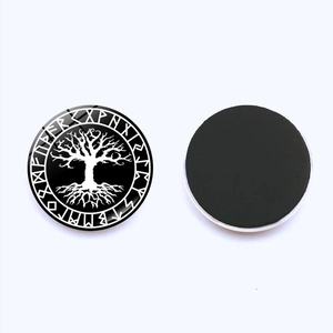 Wikinger-Kühlschrankmagnet mit Yggdrasil-Lebensbaum und Elder Futhark-Runensymbolen