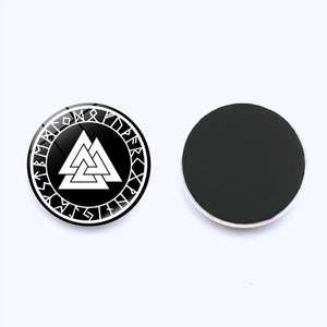 Vorder- und Rückansicht eines 30mm Wikinger Valknut Glas-Kühlschrankmagnets mit Runen