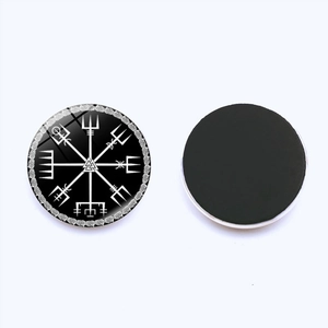Viking Vegvisir und Valknut Kühlschrankmagnet aus Glas in der Detailansicht