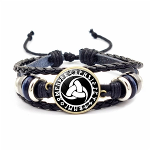 Nahaufnahme des Wikinger Kompass Armband mit Ledergeflecht und nordischem Runen-Charm