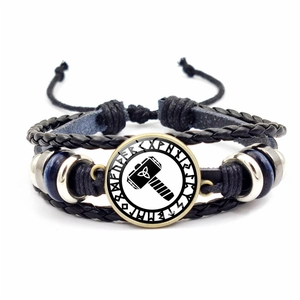 Detail eines Vintage-Lederarmbands mit Thors Hammer Mjölnir Anhänger aus Glas
