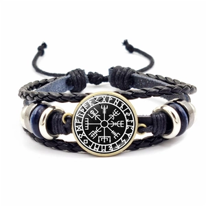 Detailansicht des Wikinger-Kompass-Anhängers am schwarzen Leder-Mehrlagenarmband