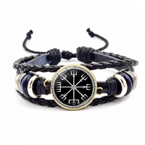 Detail des Viking Kompass Vegvisir Symbols auf einem geflochtenen Lederarmband