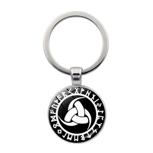 Porte-clés Viking Triskele en argent avec cornes d'Odin et runes nordiques du Futhark gravées