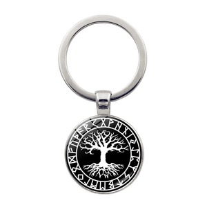 Détail du porte-clés en métal avec l'arbre de vie Yggdrasil et des runes nordiques