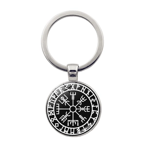 Détail du porte-clés boussole Vegvísir viking en argent avec runes et dôme en verre