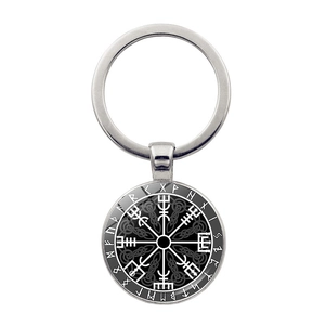 Vue détaillée du porte-clés boussole Viking Vegvisir argenté avec runes nordiques
