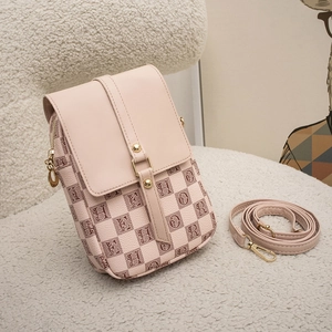 Petit sac à bandoulière rose à motif damier avec rivets dorés et sangle réglable amovible