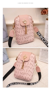 Gros plan du sac à téléphone rose imprimé avec couronne, gland et bandoulière