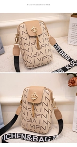 Détail du sac de téléphone avec couronne dorée, pompon et imprimé de lettres VIFN