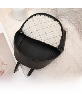 Détail de l'intérieur du petit sac à dos en cuir PU noir avec doublure matelassée légère