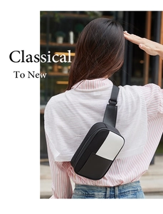 Vue arrière du mannequin portant un sac de poitrine noir et blanc élégant dans un décor urbain