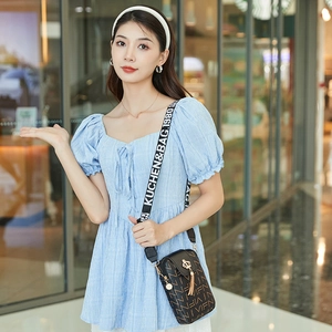 Petit sac à bandoulière vertical imprimé pour téléphone avec pompon et sangle large