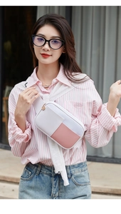 Détail du sac bandoulière blanc et rose poudré avec large sangle en blocs de couleurs