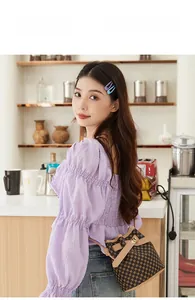 Vue détaillée du sac seau à motif géométrique rétro avec garniture en cuir et fermoir