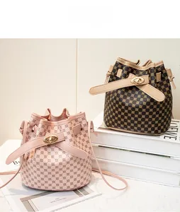 Détails de sacs seaux contrastés rose et marron avec texture géométrique et fermoirs dorés