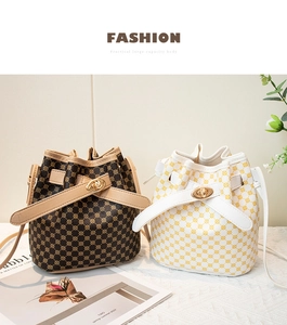 Vue détaillée de deux sacs seaux en PU avec fermoirs dorés et motifs géométriques imprimés