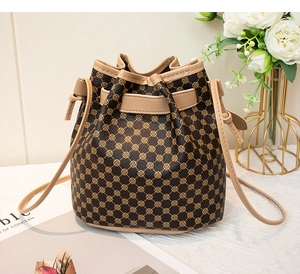 Détail du sac seau vintage avec motif géométrique, cordon de serrage et fine bandoulière en cuir