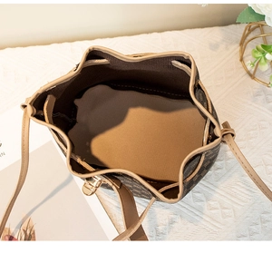 Détails de l'intérieur du sac seau monogramme marron avec cordon et fermoir doré