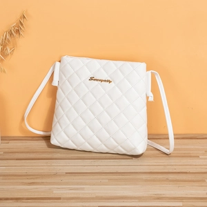 Sac bandoulière blanc matelassé minimaliste avec logo doré et fine bandoulière