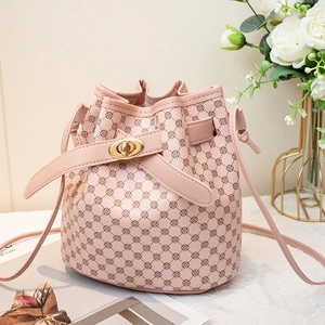 Sac seau rose avec motif monogramme trèfle et fermoir rotatif doré élégant