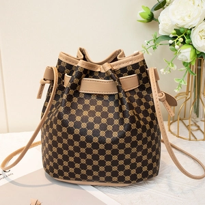 Sac seau marron classique avec motif floral et longue bandoulière réglable