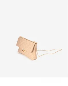 Detail der beige gesteppten Klappentasche mit goldenem Drehverschluss und Kettenriemen