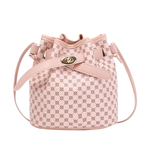 Sac seau rose pour femme avec motif floral et fermoir tournant en métal doré